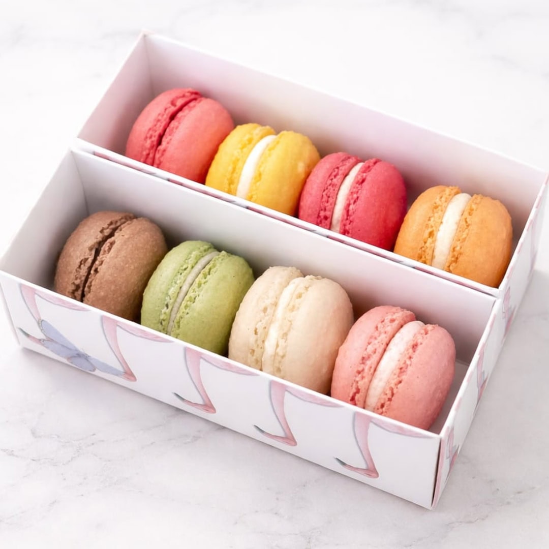 8 macarons box in flavors like Pistache, Mango, and Red Velvet in a gift box.