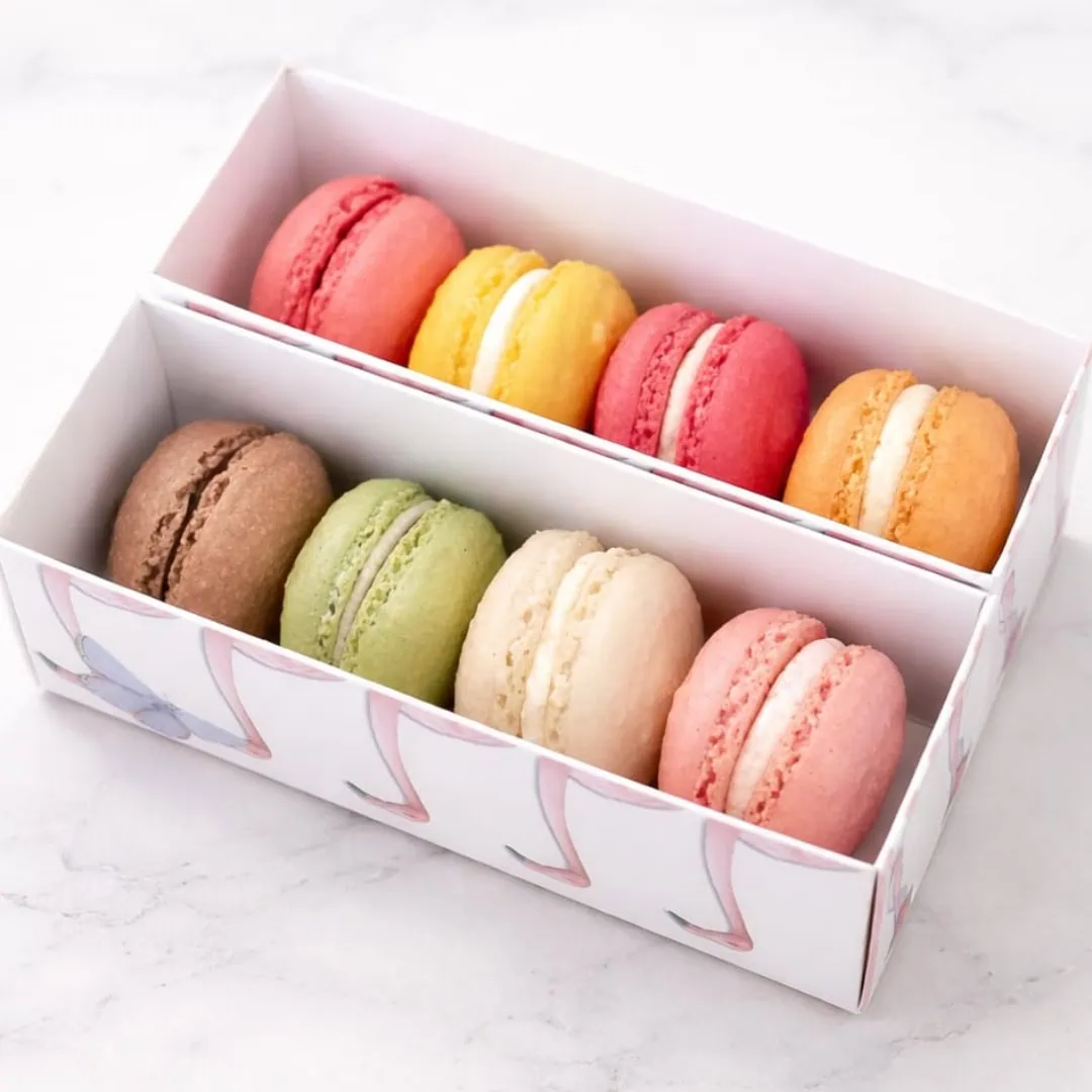 8 macarons box in flavors like Pistache, Mango, and Red Velvet in a gift box.