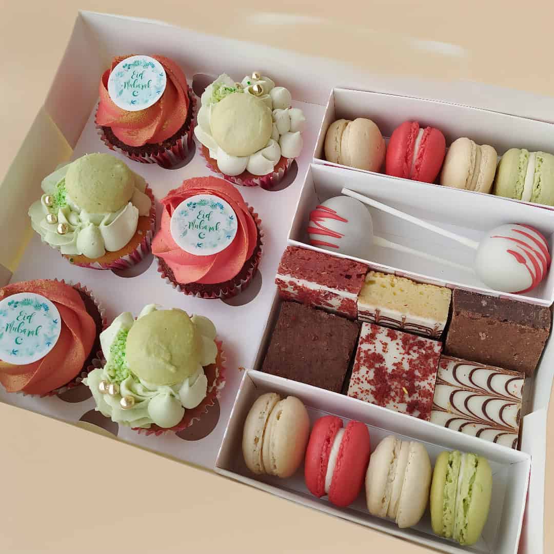 Suikerfeest Party Box with cupcakes, macarons, cakepops, brownies, and blondies