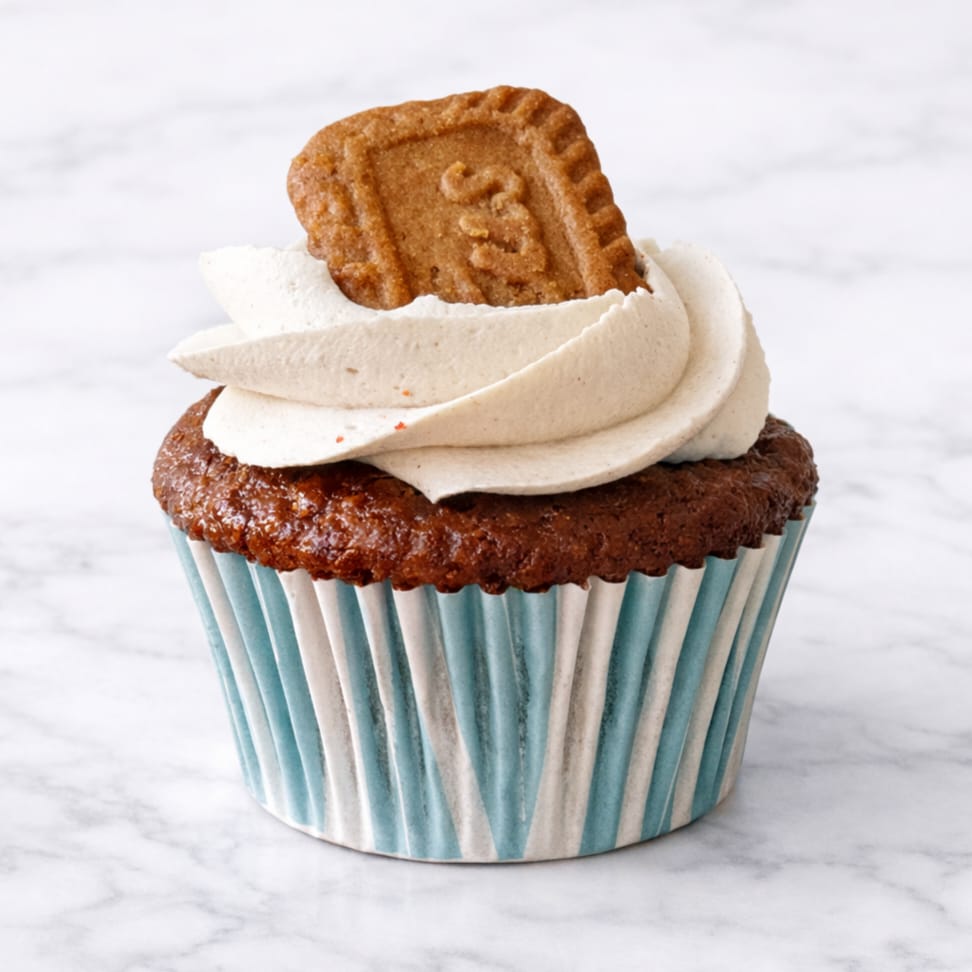 Vegan speculoos cupcake topped with a speculoos cookie.
