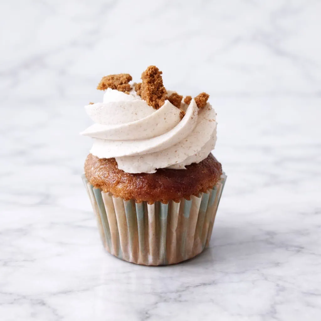Vegan Mini speculoos cupcake topped with speculoos cookie crumbles.