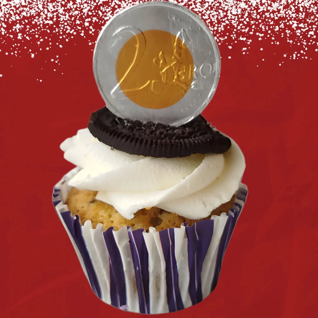 Sinterklaas Cookies and Cream Cupcake -Oreo cupcake with vanilla frosting topped with a chocolate 2 euro coin decoration