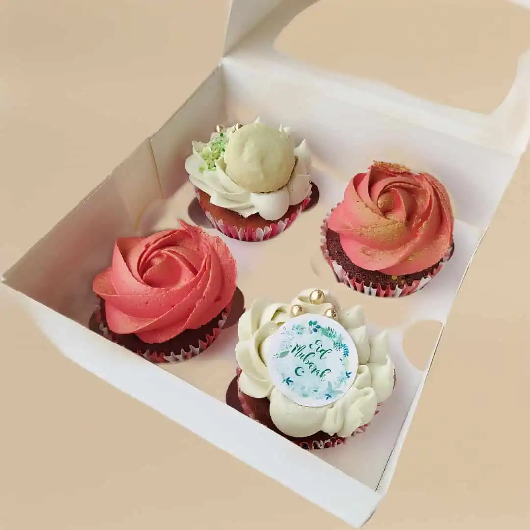 Box of 4 Suikerfeest cupcakes with red velvet and strawberry pistachio flavors